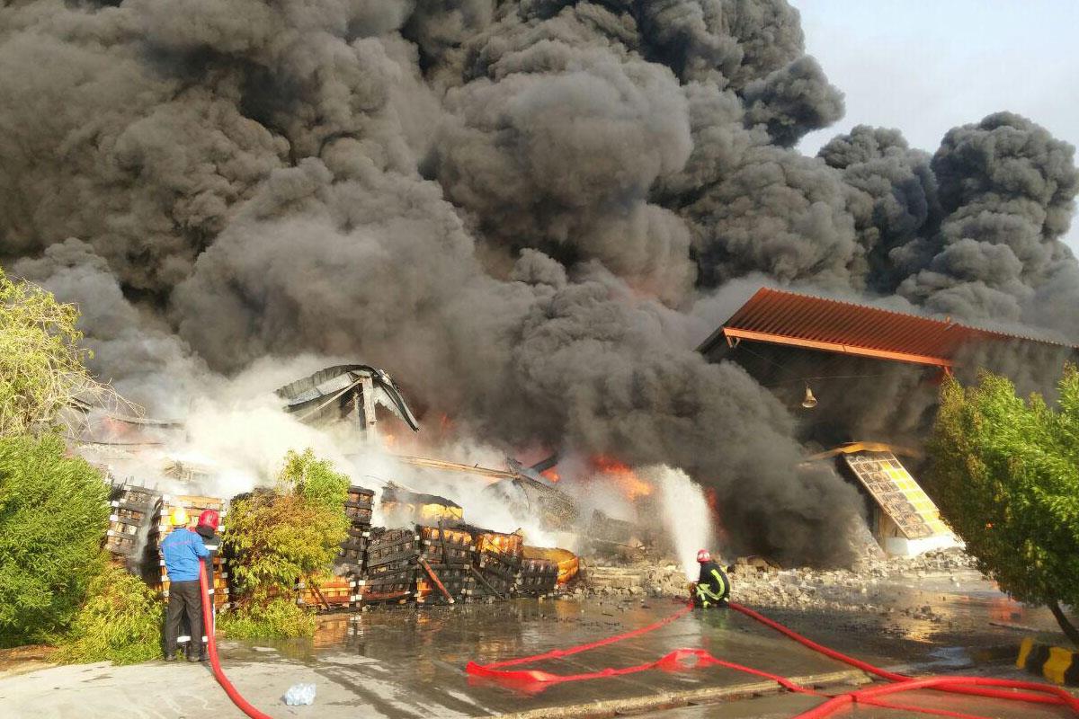 عملیات اطفای آتش سوزی در پتروشیمی بندرامام