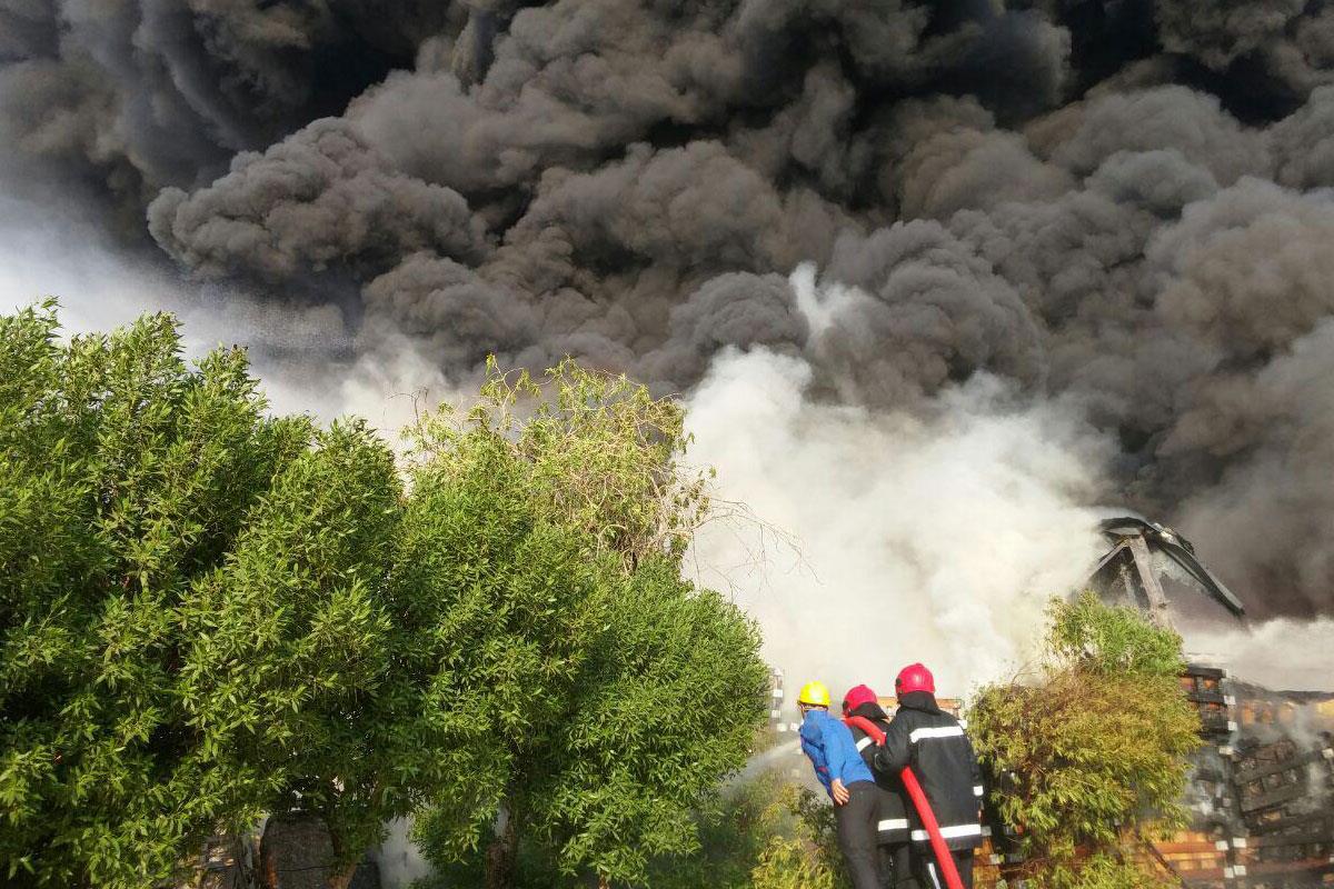 عملیات اطفای آتش سوزی در پتروشیمی بندرامام