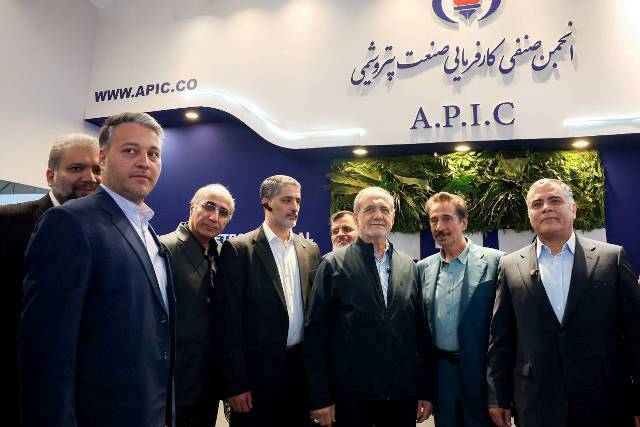 رئیس جمهور مهمان غرفه انجمن پتروشیمی شد+عکس رئیس جمهور مهمان غرفه انجمن پتروشیمی شد+عکس