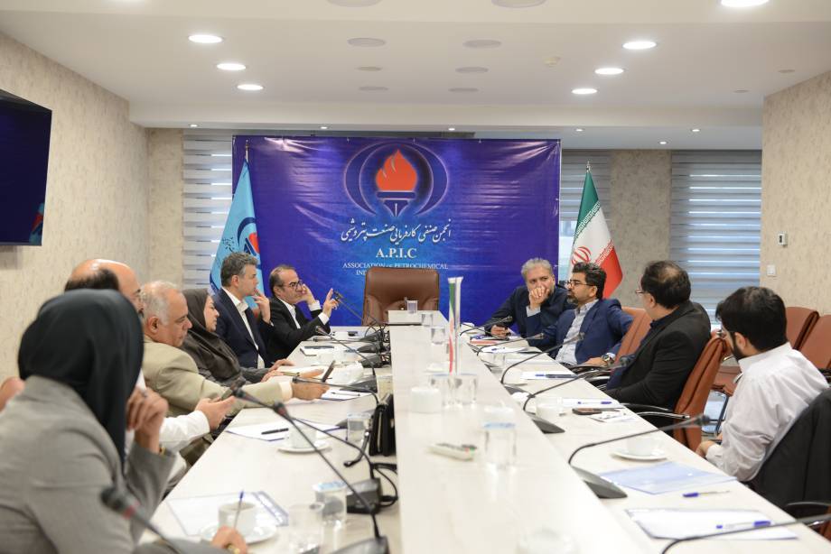 جلسه مشترک مدیران روابط عمومی هلدینگ های پتروشیمی به میزبانی انجمن صنفی کارفرمایی صنعت پتروشیمی+ عکس